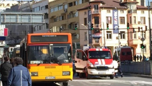 Автобус се запали пред Катедралата