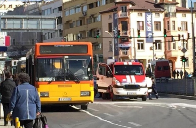 Автобус се запали пред Катедралата