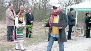 Филмовият продуцент Дейвид Варод с дръвче в димитровградската Алея на
