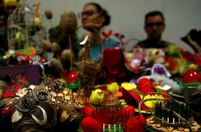 Творци зареждат с изкуство за празниците