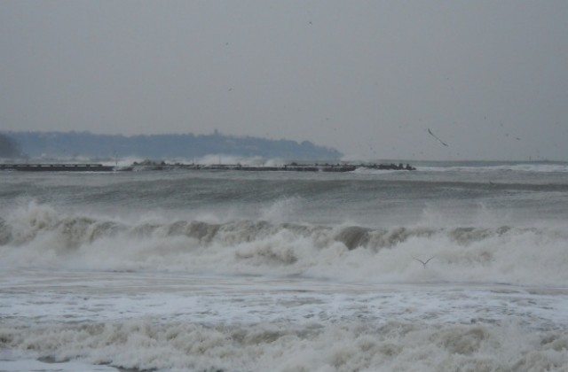 Порт Варна затворен заради силен вятър