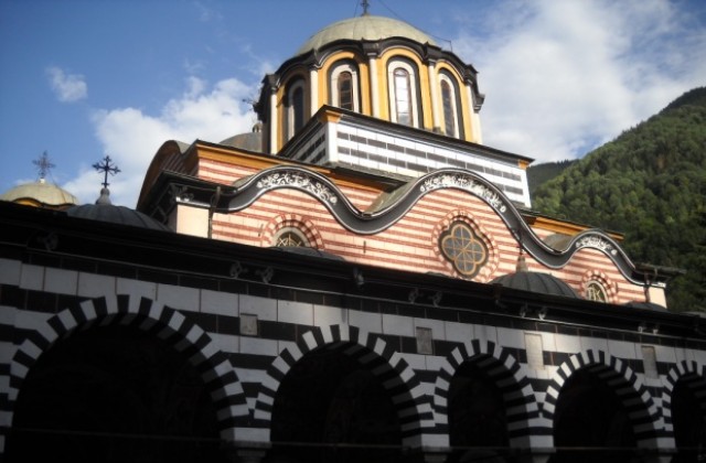 Крадци обраха два автомобила пред Рилския манастир