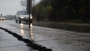 Заради огромни пукнатини по пътя затварят за движение лентата ДивдядовоШумен