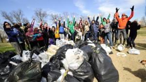 Доброволци чистиха плажа на Шкорпиловци