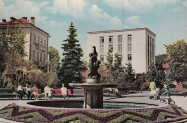 За майските празници възстановяват фонтана Момченцето с рибата в градинката с мечето