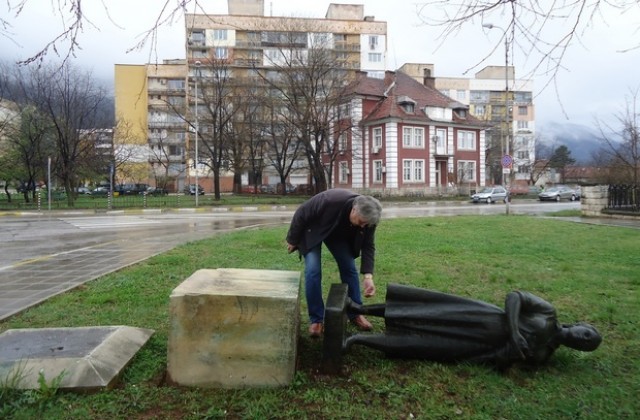 Вандали подготвиха кражбата на паметник