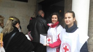 Млади червенокръстци събраха пари за абитуриенти сираци