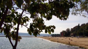 Как се строи на брега на морето Заградиха плажната ивица