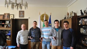 Кметът награди трима младежи за геройска постъпка