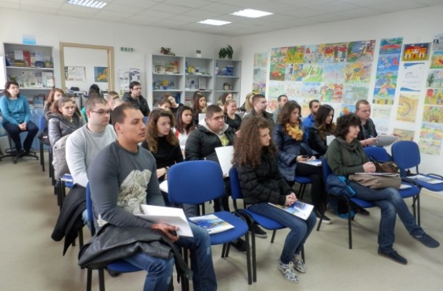 Студенти бяха запознати с новите оперативни програми