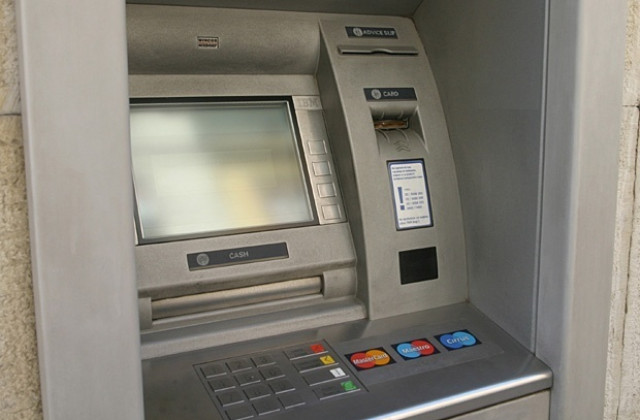 Мъж се опитва да вади карта от банкомат с отвертка