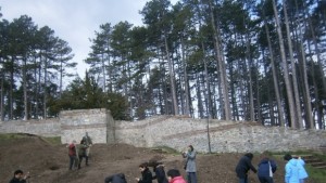 Засадиха дръвчета и храсти до крепостната стена в Хисарлъка