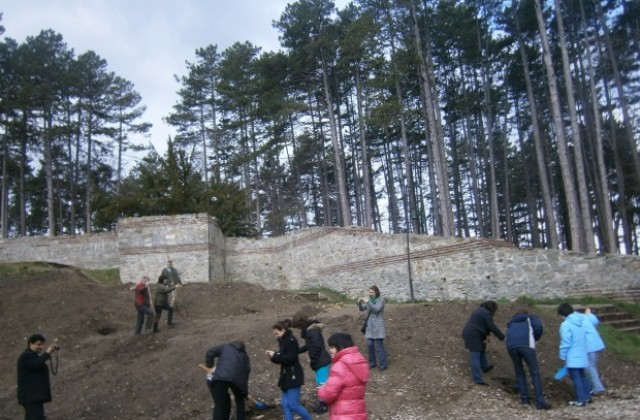 Засадиха дръвчета и храсти до крепостната стена в Хисарлъка