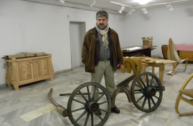 Тревненската гимназия за приложни изкуства гостува с изложба във В. Търново