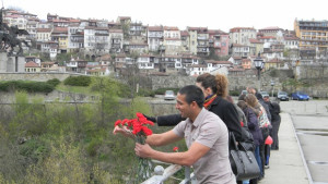 100 карамфила пуснаха в река Янтра в памет на загиналите