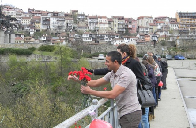 100 карамфила пуснаха в река Янтра в памет на загиналите при ромския Холокост