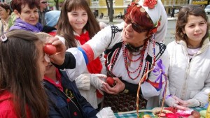 Тронки рупци и загорци багрят яйца до Часовника