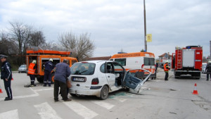 Две жени в болница след катастрофа на главен булевард в