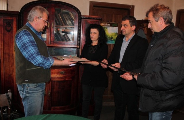 Ротари клуб дари трофеен щик на музея в Елена