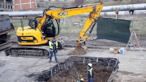 Колектор за отпадъчни води предизвикал дупката на пътя за летището