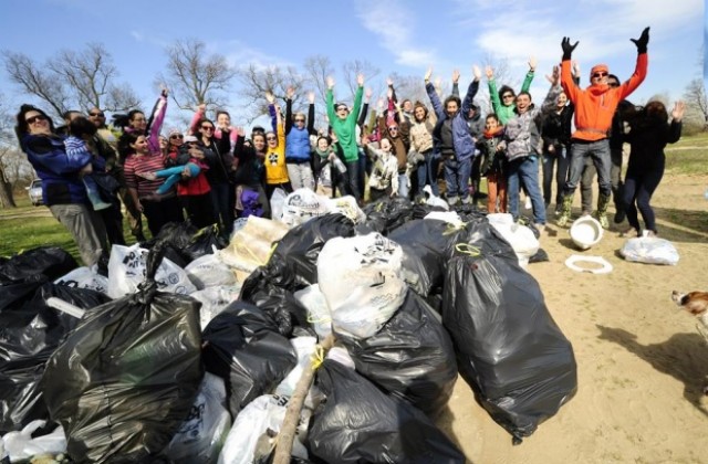 Кмет благодари на доброволци за почистен плаж