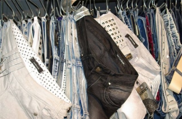 Иззеха нелицензирани дрехи от пазара в Благоевград