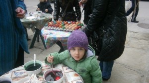 Габровци боядисват яйца за Голямата Великденска литургия