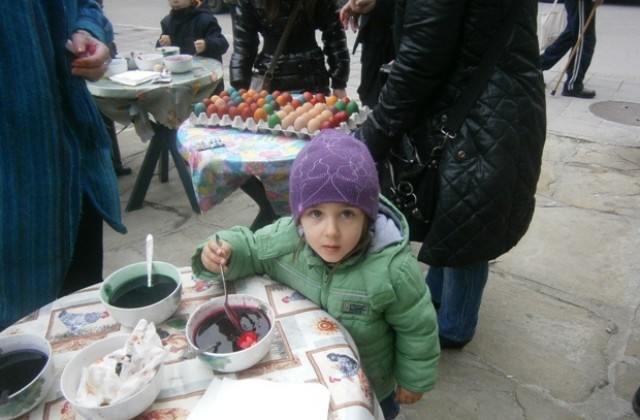 Габровци боядисват яйца за Голямата Великденска литургия