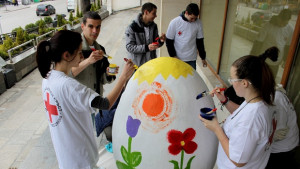 Огромно великденско яйце боядисаха младежи на Велики четвъртък