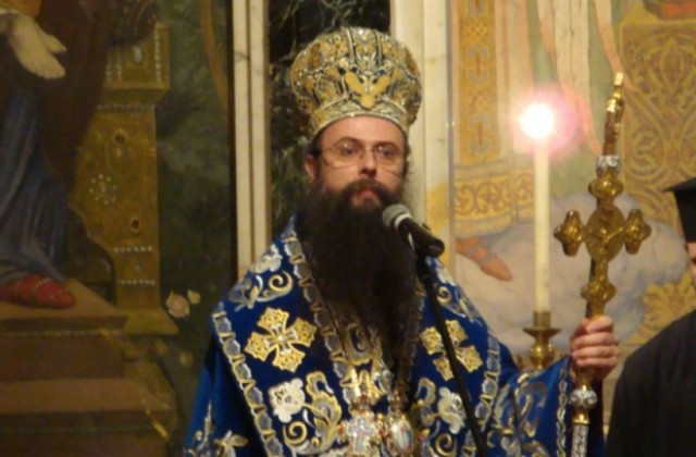 Дядо Николай отслужва богослужение навръх Великден