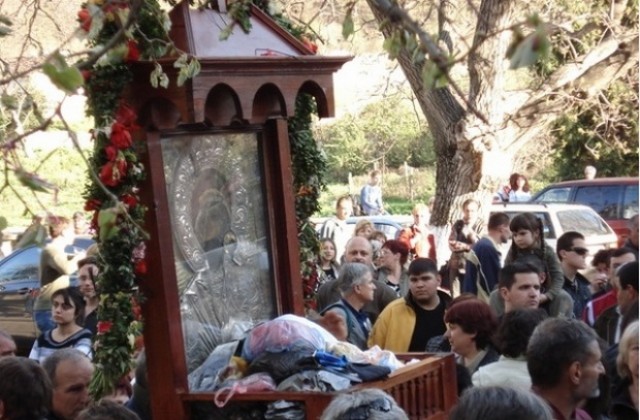 Копие на чудотворната икона на Богородица изнасят за литията
