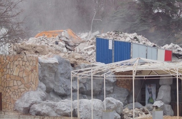 Констатираха редица нарушения покрай рухналия хотел „Вероника