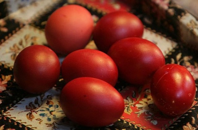 Боядисаха 5000 яйца в Бачковския манастир