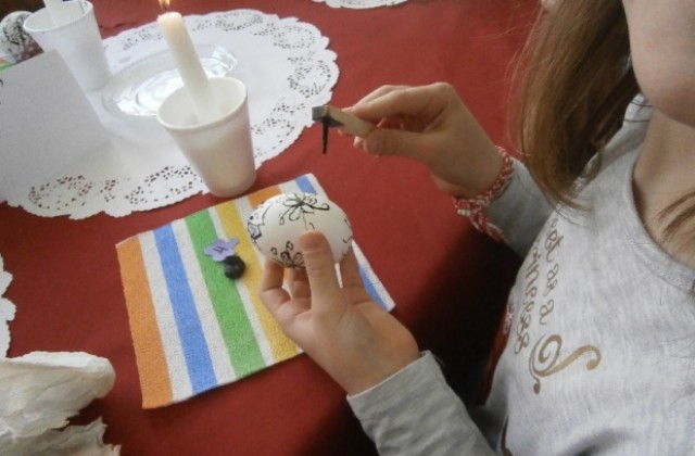 Швейцарци шарят яйца с восък във Велинград