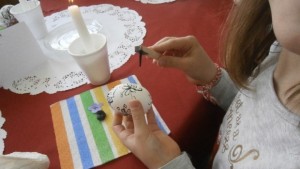 Швейцарци шарят яйца с восък във Велинград