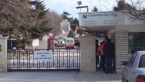 Търсят затрупаните работници и през нощта