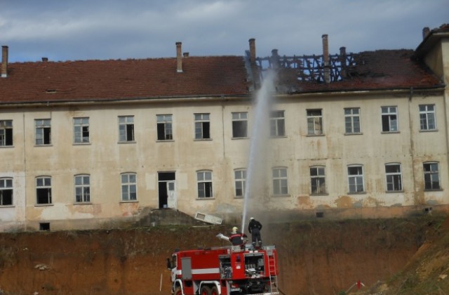 Небрежност при боравене с открит огън е причината за пожара в Старото военно училище