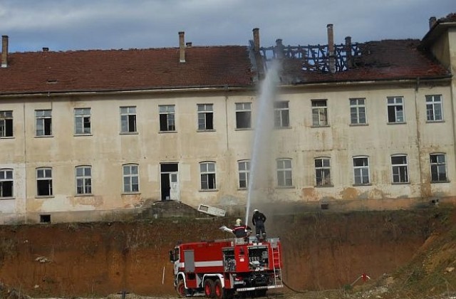 Горя изоставена сграда в района на Старото военно училище в Търново