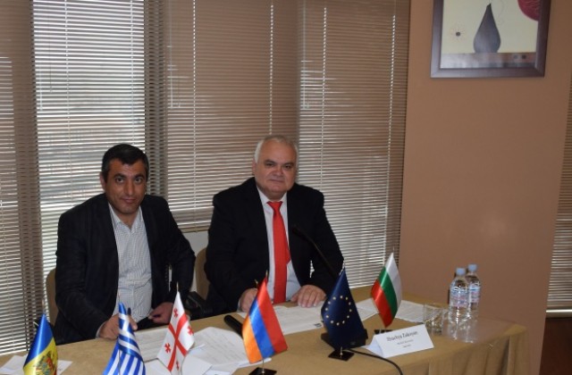 Долни чифлик кани гръцки пенсионери на плаж в Шкорпиловци