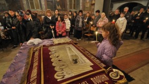 Традицията на Разпети петък целуваме Плащеницата и минаваме под масата