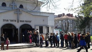 Стотици минаха под плащаницата до обед