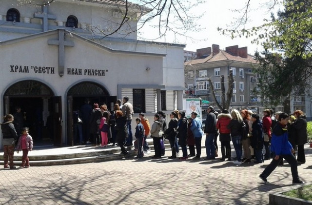 Стотици минаха под плащаницата до обед