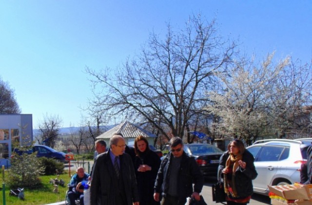 Кирил Калфин и ръководството на ГЕРБ - Кюстендил зарадваха за Великден хората в неравностойно положение от дома Ильо Войвода