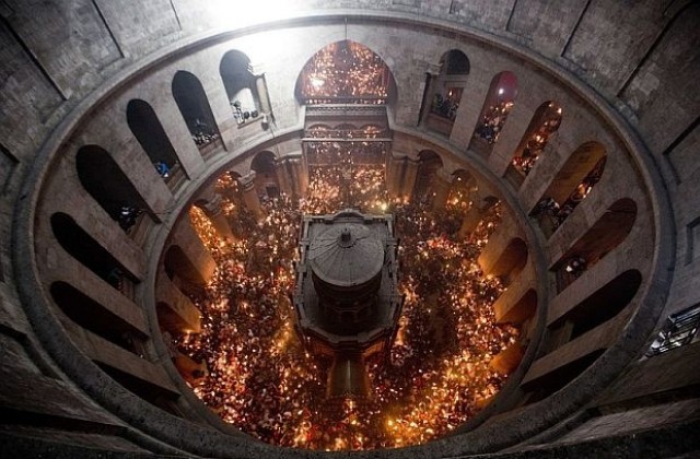 Чудото на Великден идва с Благодатния огън