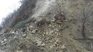 Спасители разчистиха от нападали камъни пътя между Бяла черква и