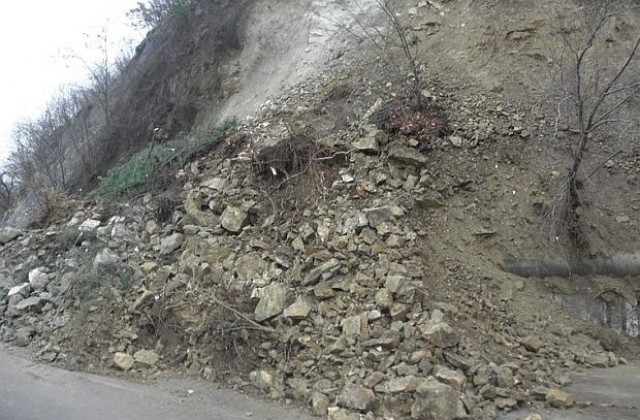 Спасители разчистиха от нападали камъни пътя между Бяла черква и Сухиндол