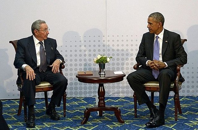 Какво си казаха Обама и Кастро на историческата среща в Панама