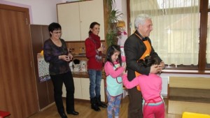 Легенди и стихотворения за Великден представиха тревненски деца пред кмета