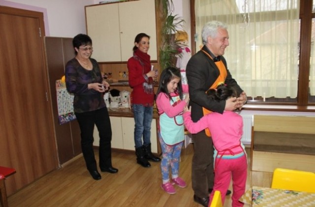 Легенди и стихотворения за Великден представиха тревненски деца пред кмета Николов