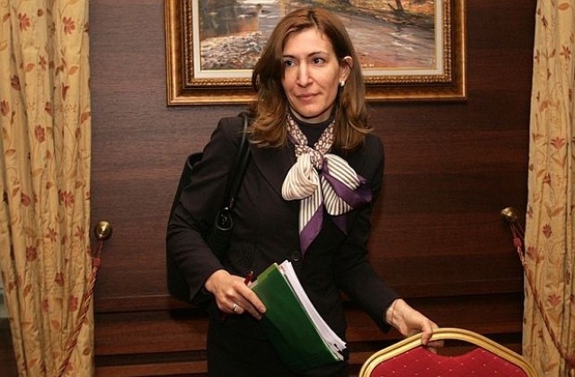 Министър Николина Ангелкова инициира проверка на два хотела в Златни пясъци